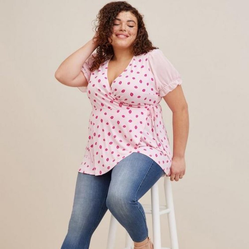 Torrid Size 5 (28W) Pink Studio Knit Chiffon Puff Sleeve Surplice Top Lips NWT
